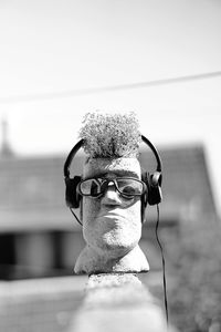 Portrait of young man wearing sunglasses against sky