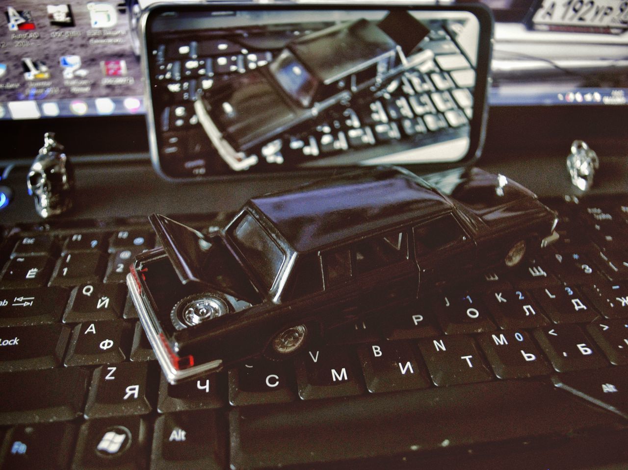 HIGH ANGLE VIEW OF COMPUTER KEYBOARD ON TABLE AT CAFE