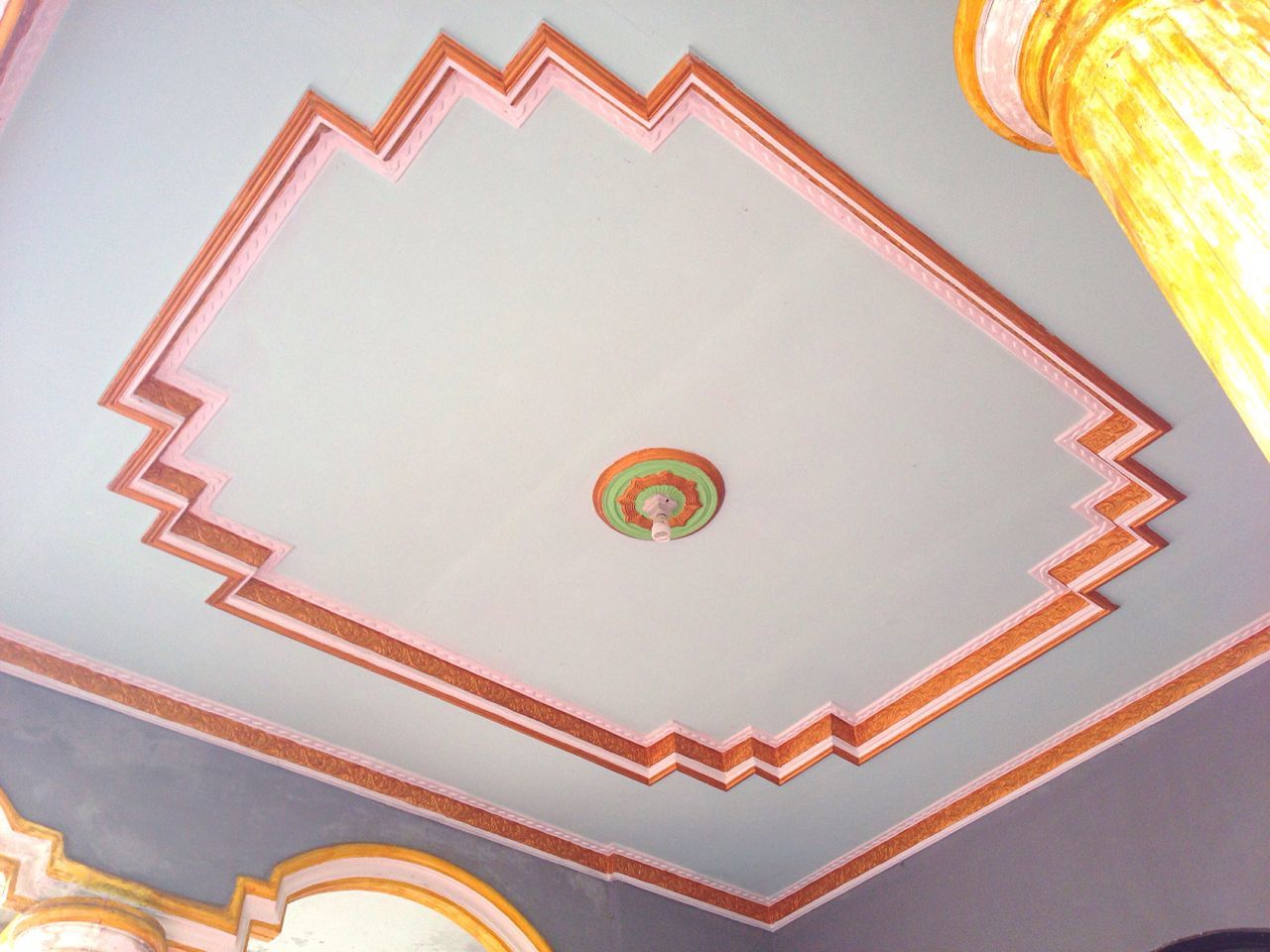 LOW ANGLE VIEW OF ORNATE CEILING OF BUILDING