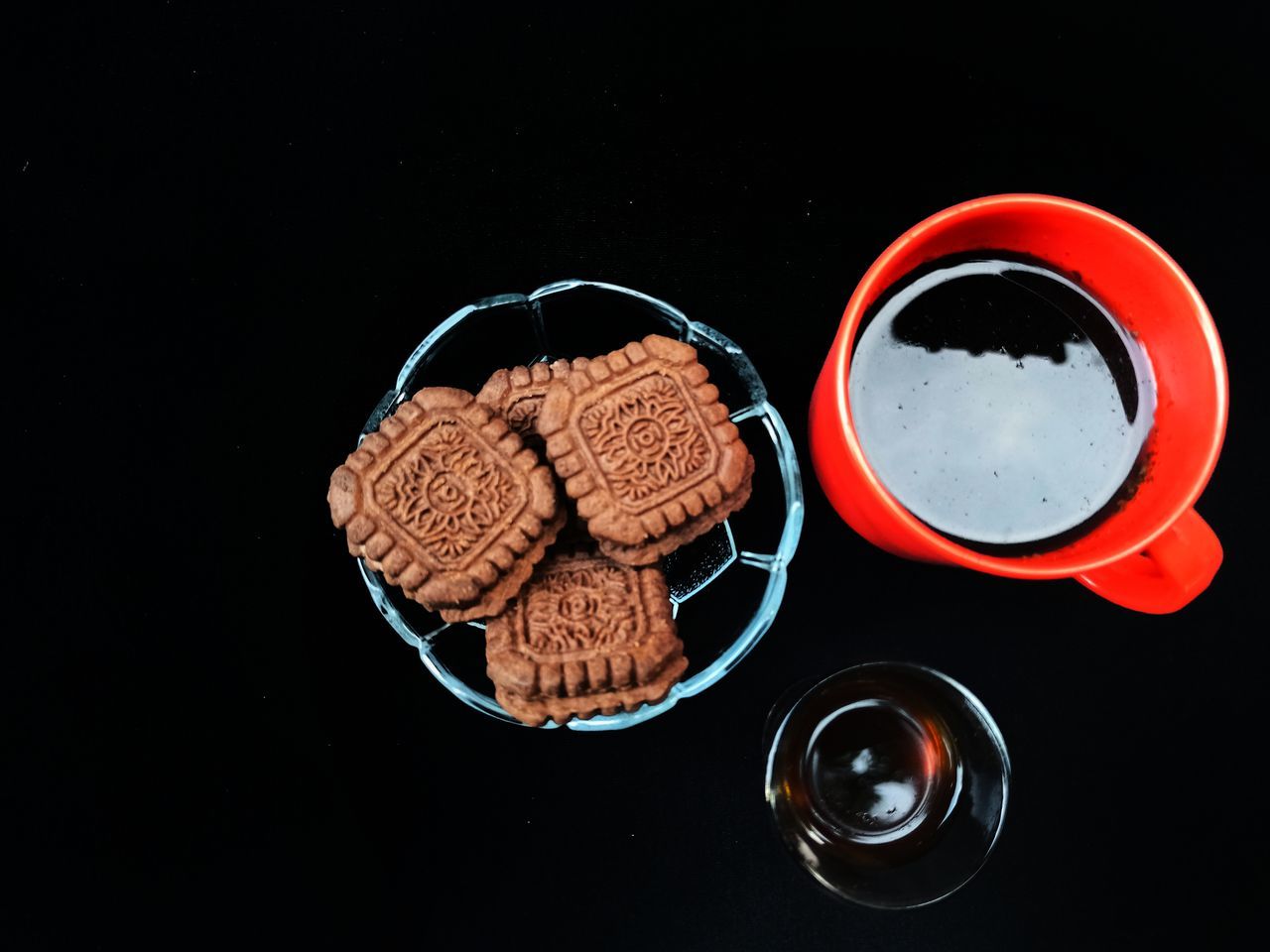 HIGH ANGLE VIEW OF COOKIES IN CUP ON TABLE