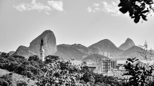 Photo of sugarloaf mountain with the basilica of our lady help of christians during the day
