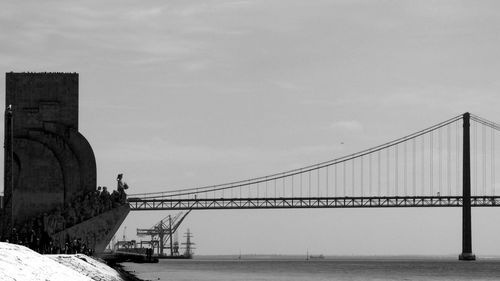 Padrao dos descobrimentos against 25 de abril bridge over tejo river