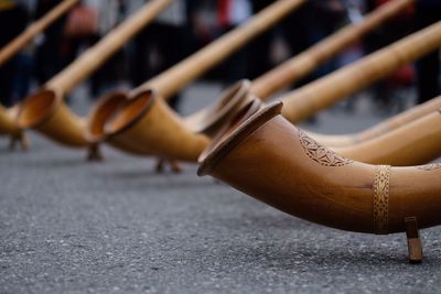 Alpenhorns on street