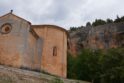 Old ruin building against sky