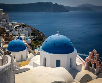 Panoramic view of sea and buildings against mountains