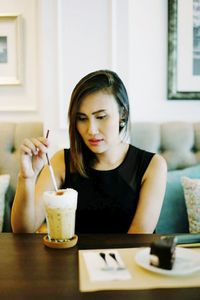 Close-up of young woman holding coffee cup