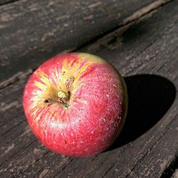 Close-up of red apple on wooden table