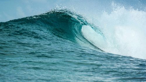 Waves splashing in sea