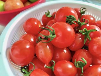 Close-up of tomatoes in bowl on table