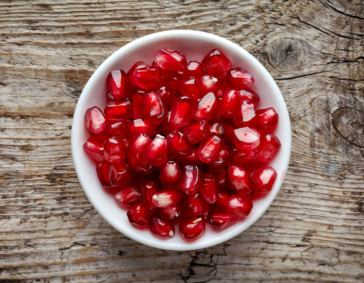 HIGH ANGLE VIEW OF CHERRIES IN BOWL