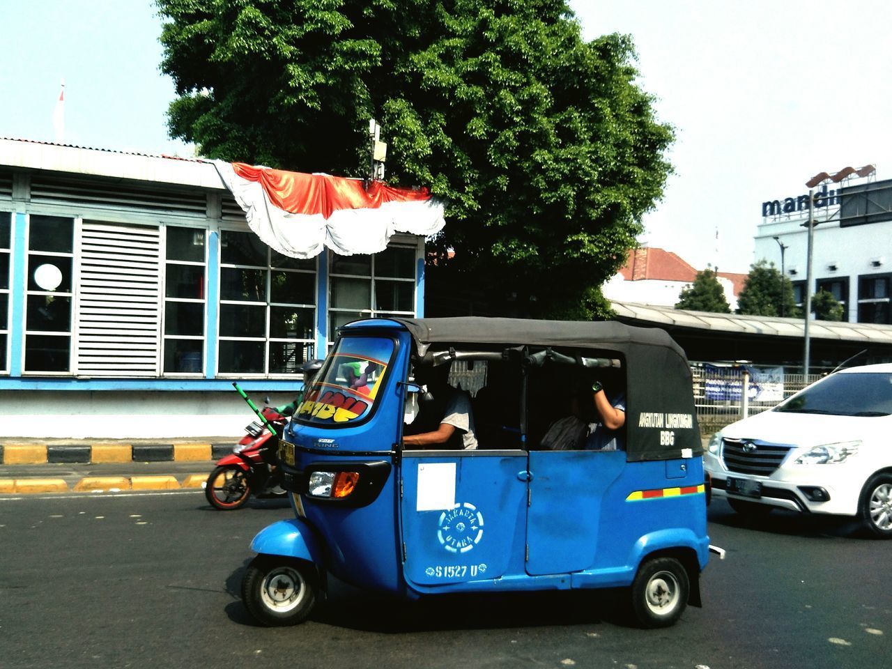 VINTAGE CAR ON ROAD