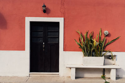 A red house with a wooden door in valladolid.