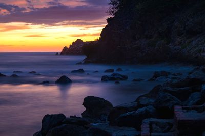 Rocks on sea against sky during sunset. lhoknga, aceh besar, indonesia