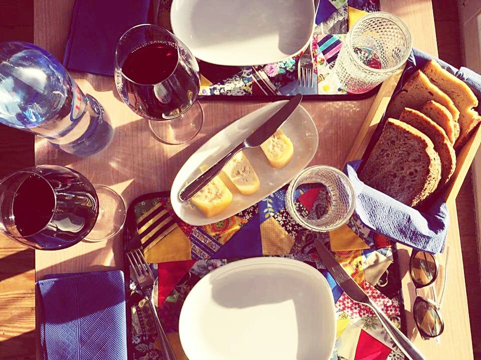 HIGH ANGLE VIEW OF COFFEE ON TABLE