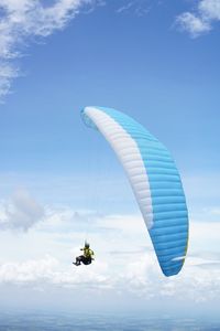 Man paragliding against sky