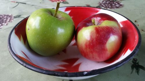 Close-up of apples in plate on table