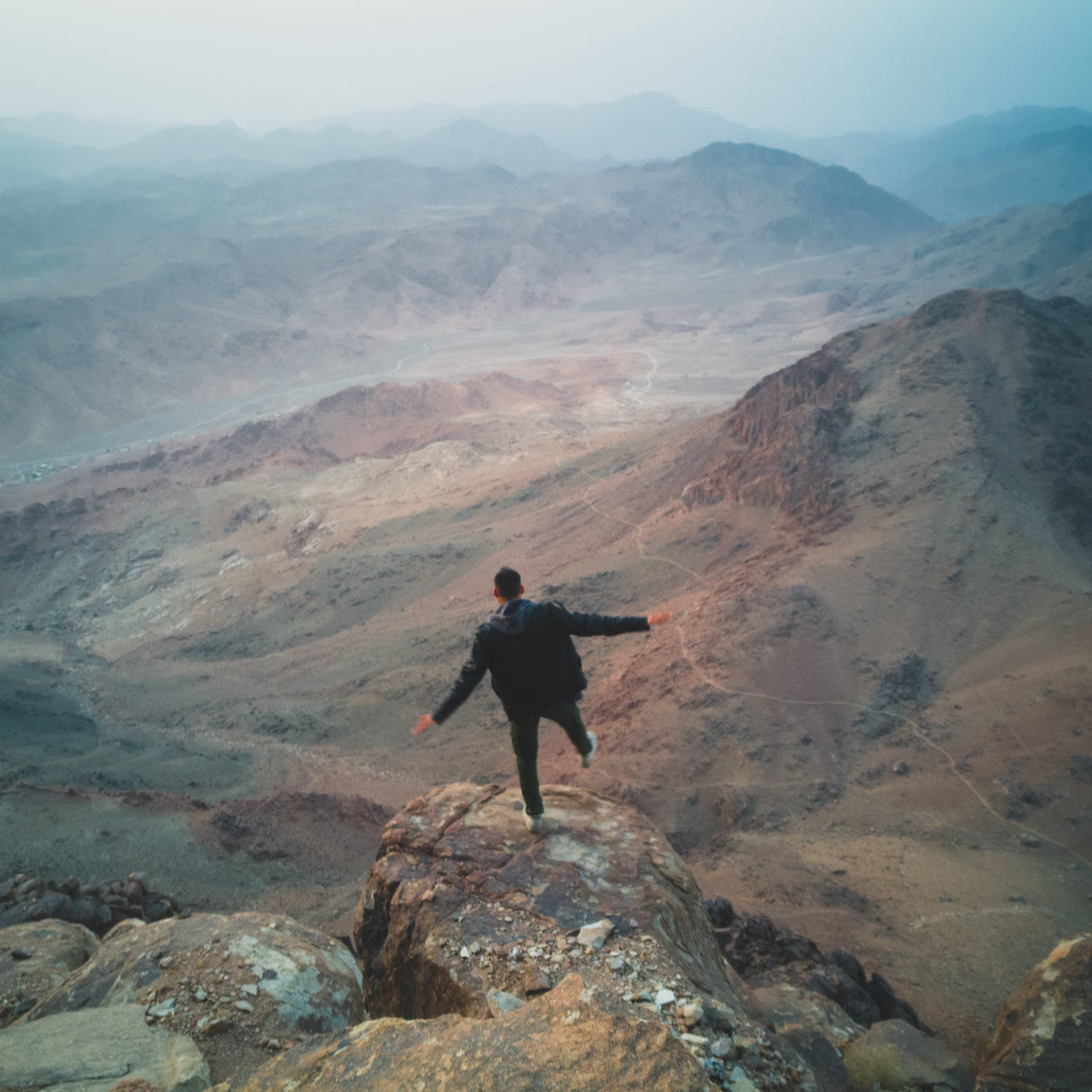 mountain, mountain range, beauty in nature, scenics - nature, one person, leisure activity, hiking, real people, tranquil scene, full length, lifestyles, adventure, non-urban scene, tranquility, activity, standing, nature, environment, rock, outdoors, mountain peak