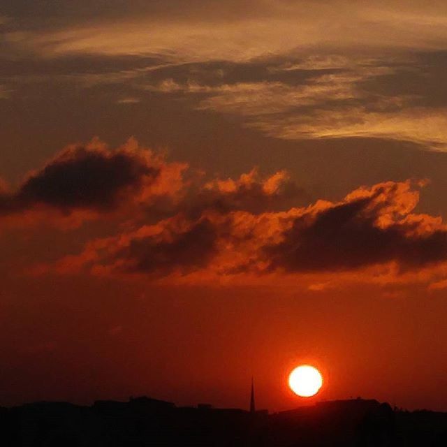 sunset, scenics, silhouette, beauty in nature, tranquil scene, sun, orange color, sky, tranquility, idyllic, nature, landscape, cloud - sky, dramatic sky, majestic, cloud, sunlight, moody sky, outdoors, mountain