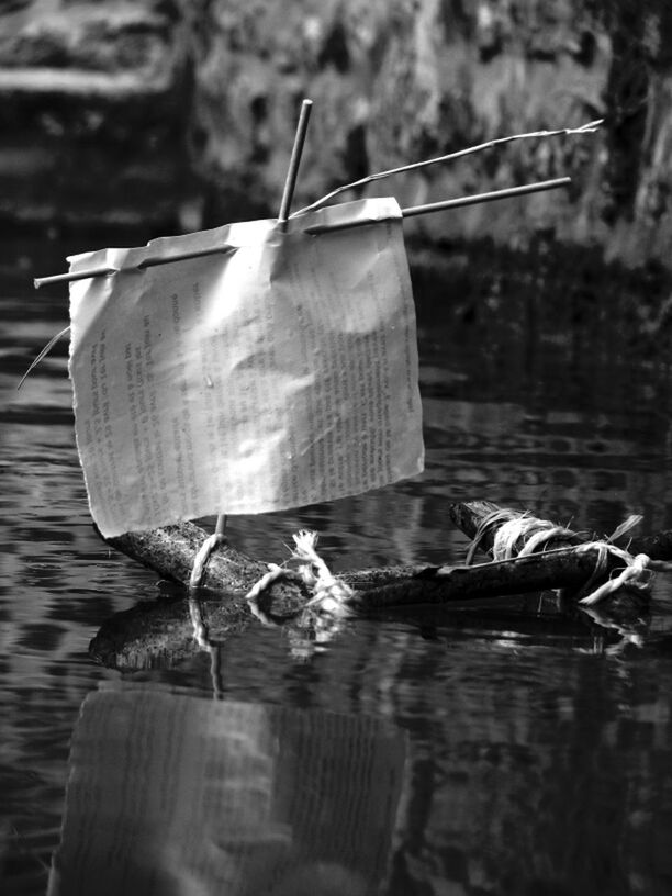 water, reflection, focus on foreground, nautical vessel, waterfront, close-up, lake, boat, rope, transportation, outdoors, day, selective focus, no people, rippled, mode of transport, nature, moored, sunlight, table