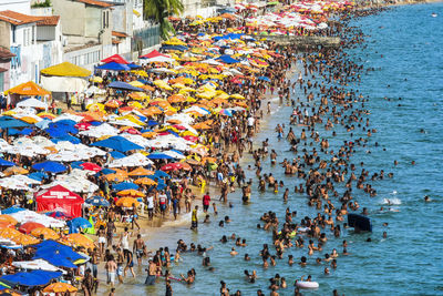 Thousands of people on boa viagem beach in salvador, in the brazilian state of bahia.