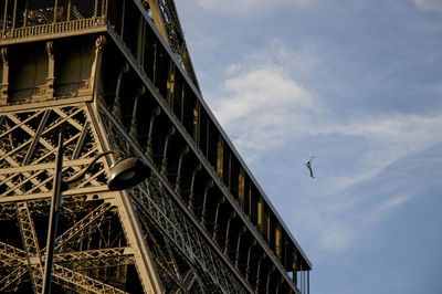 Zip line from eiffel tower against sky