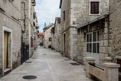 Narrow alley amidst buildings in city