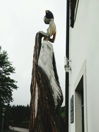 statue