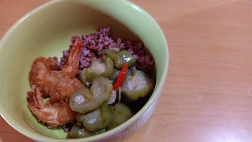 Little cup red rice with fried shrimp and luffa acutangula 