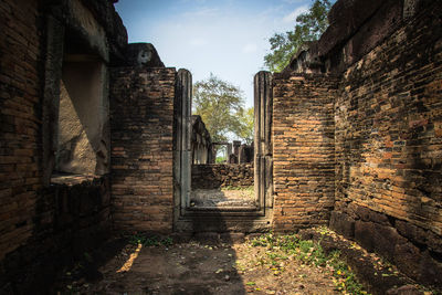 Old ruin building against sky