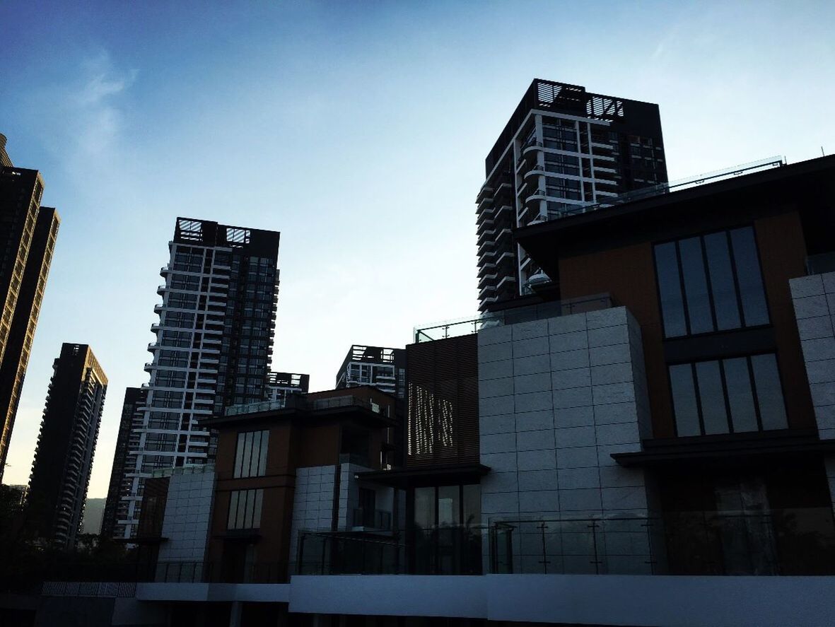 LOW ANGLE VIEW OF SKYSCRAPERS IN CITY