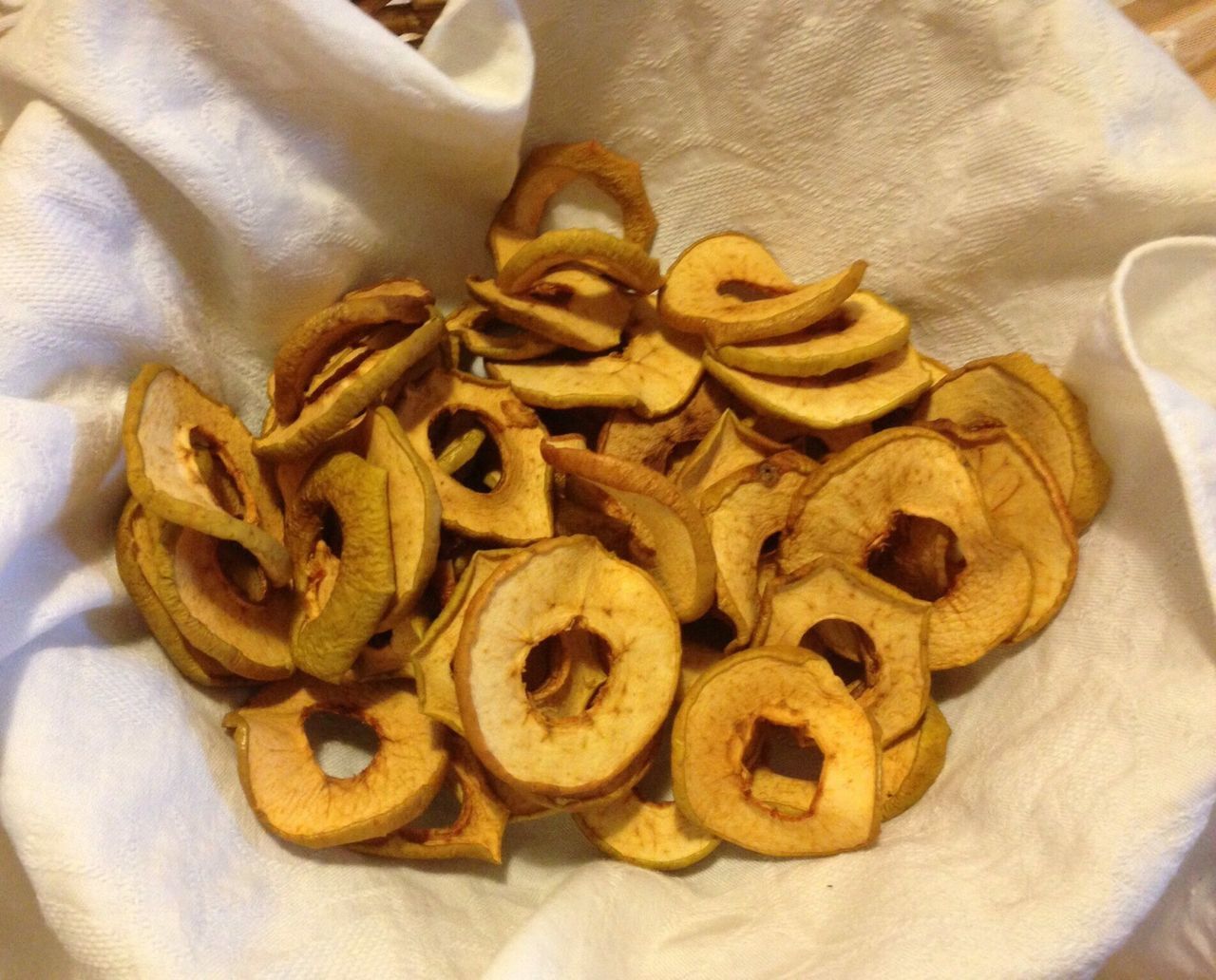 HIGH ANGLE VIEW OF BREAD ON BED WITH SHEET