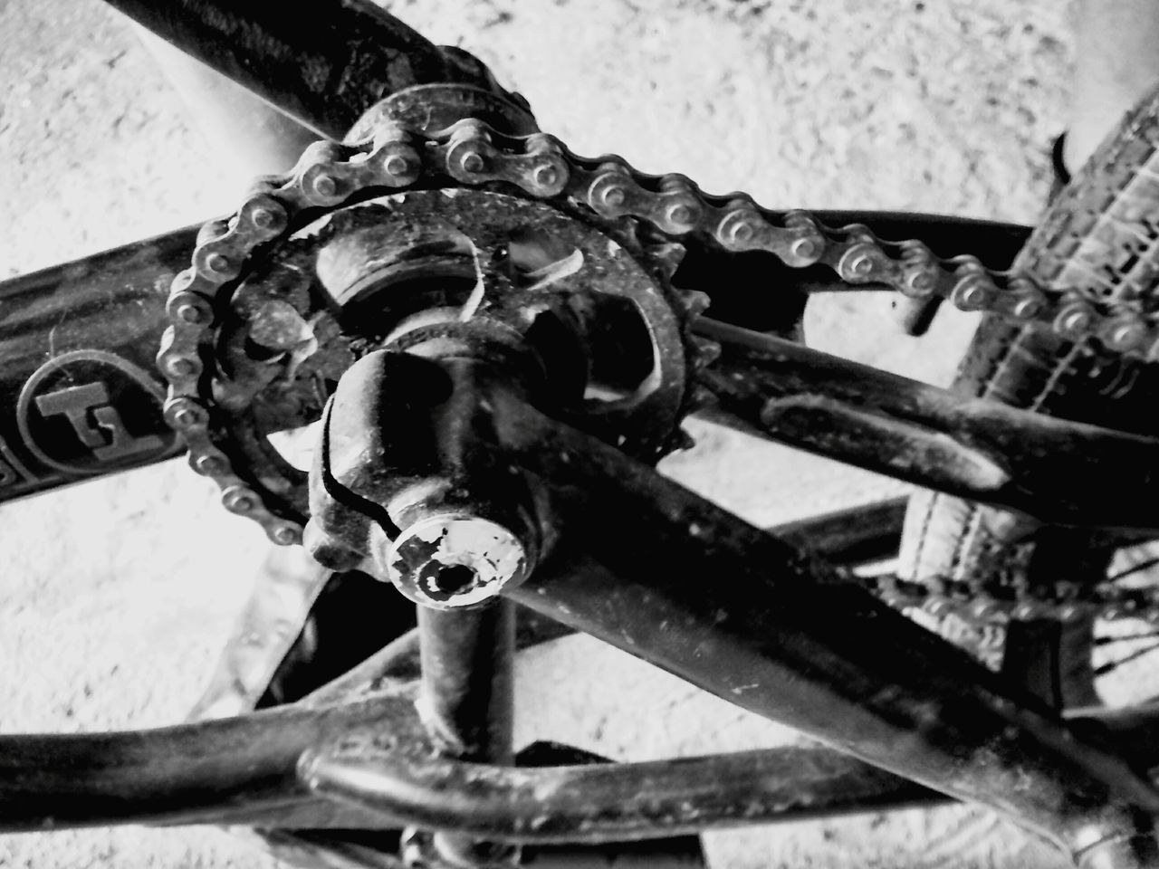 metal, rusty, old, close-up, metallic, deterioration, obsolete, abandoned, run-down, machine part, machinery, damaged, focus on foreground, part of, wheel, weathered, chain, day, industry, equipment