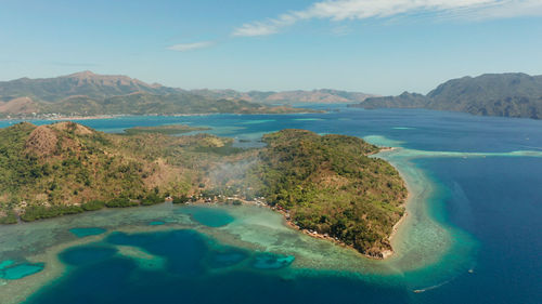 Aerial view tropical islands with blue lagoons, coral reef and sandy beach. palawan, philippines