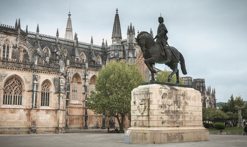 Statue of historic building against sky