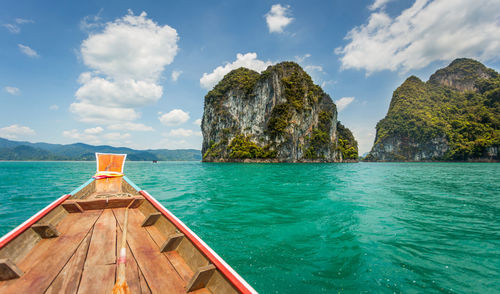 Ratchaprapa dam in khao sok national park, thailand. beautiful panorama view of mountain and lake