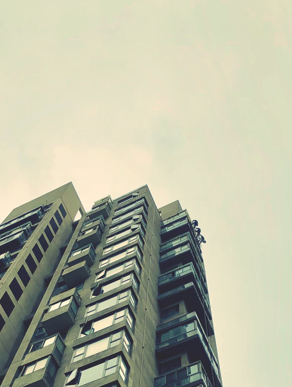 LOW ANGLE VIEW OF MODERN BUILDING AGAINST SKY