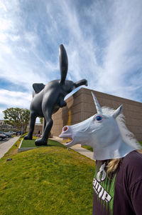 Statue of horse against sky