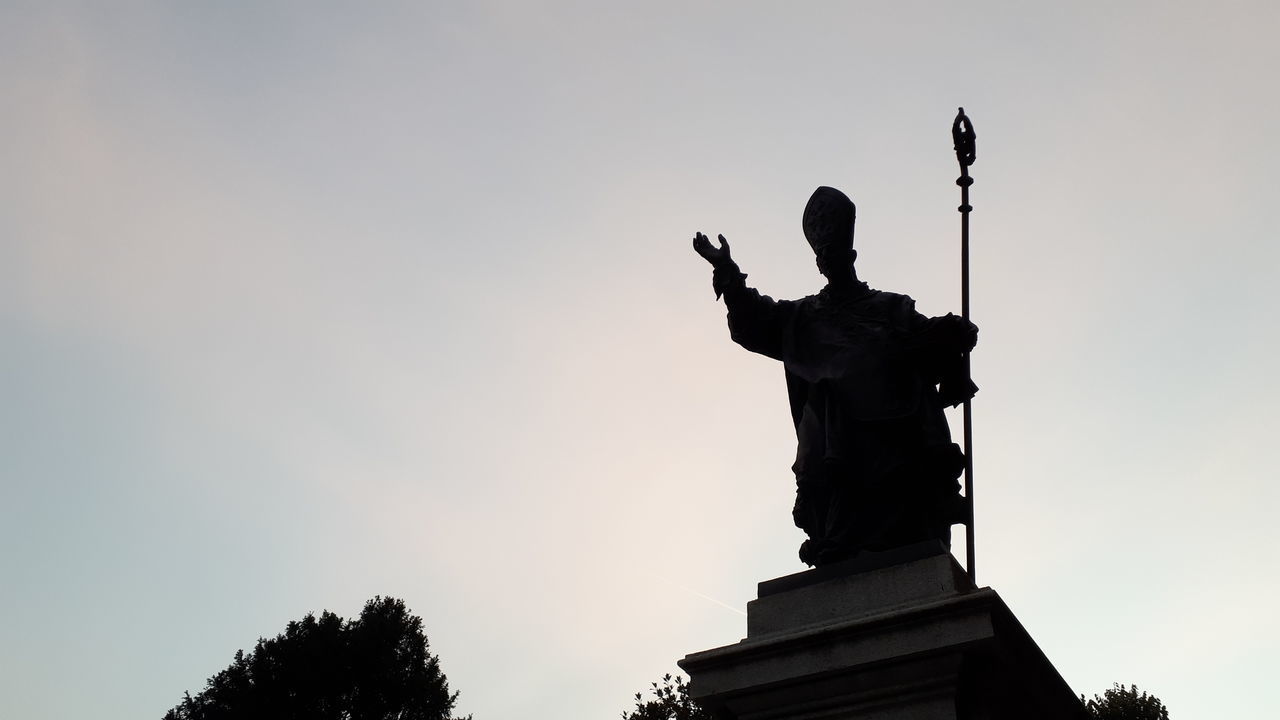 LOW ANGLE VIEW OF ANGEL STATUE AGAINST SKY