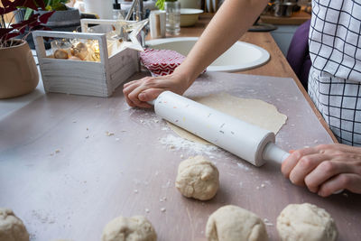 Cropped hand of chef preparing food