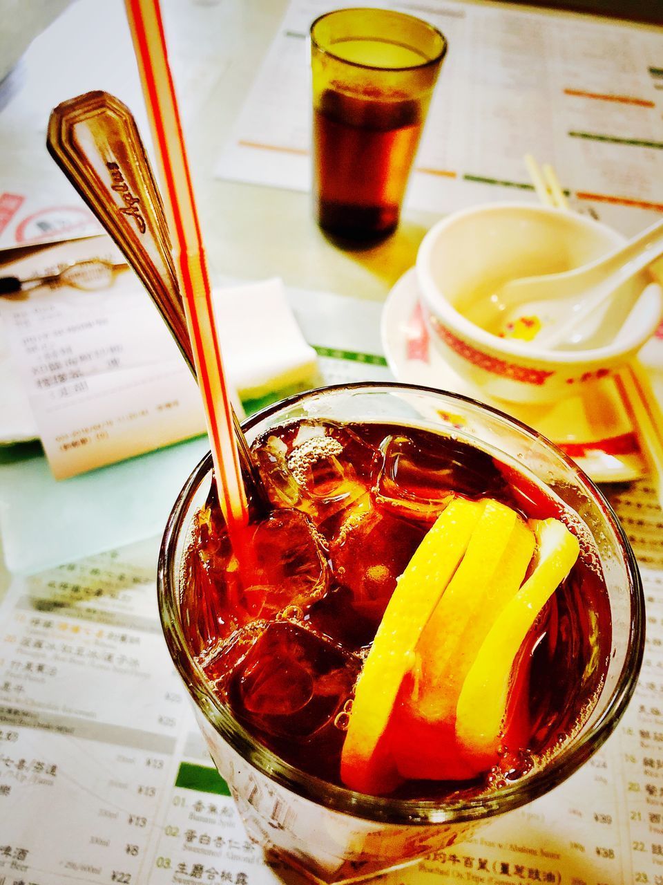 HIGH ANGLE VIEW OF DRINK IN GLASS