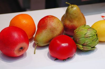 Close-up of apples in plate on table