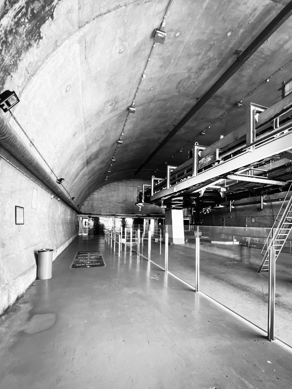 EMPTY SUBWAY STATION PLATFORM