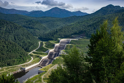 Sayano-shushenskaya dam hydroelectric power station, on the yenisei river, khakassia, russia