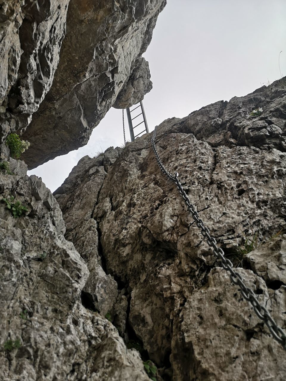 LOW ANGLE VIEW OF ROCK FORMATIONS AGAINST SKY