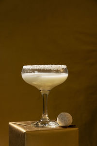 Festive beverages. white coco cocktails glasses on golden background. celebration concept