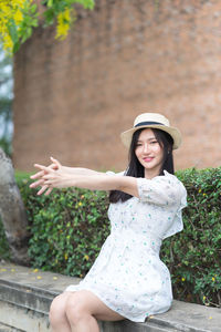 Portrait of smiling young woman wearing hat