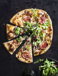 Pizza with figs and arugula