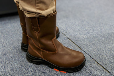 Workers use brown boots, these safety shoes are made of leather