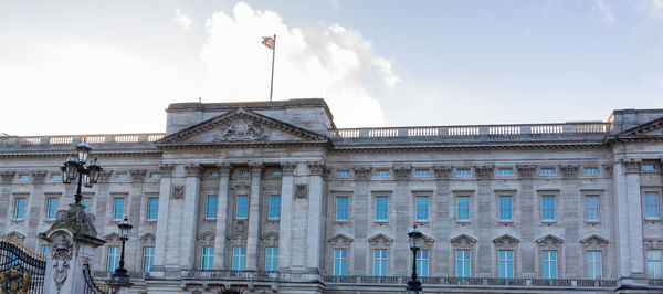 Low angle view of buckingham palace against cloudy sky