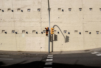 Traffic lights and a big wall in an urban landscape